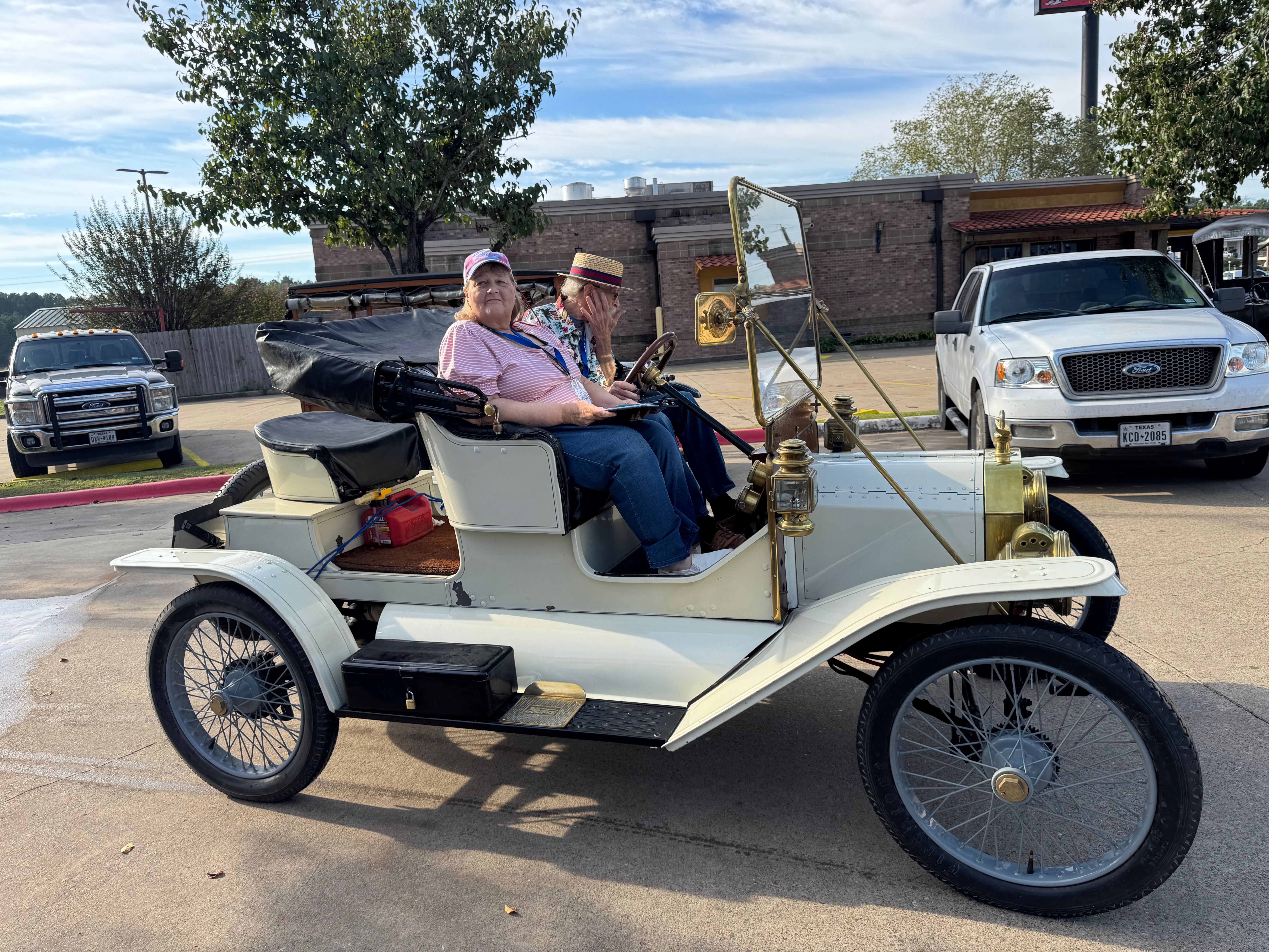 Members-Choice-Award-winner-Don-Donahue-in-their-1912-Speedster